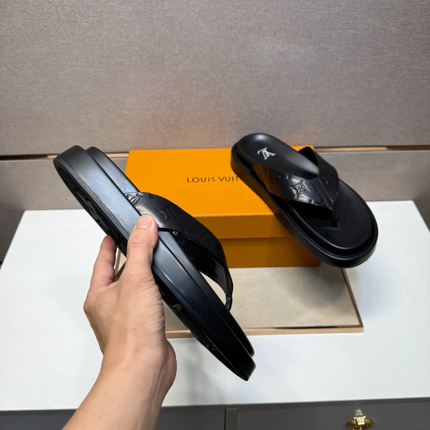 ⬛️Men's shoes 💰p400 [LV～] Men's casual slippers 2025z cabinet sales simultaneously 🔶Size: 39-44#️⃣ 🔷4 colors🔜The upper is made of cowhide stitching➕Genuine leather lining, comfortable and breathable, sole: original comfortable and wear-resistant outsole, ⚠️Real 📱Photographed🎬The real thing is better📢📢📢